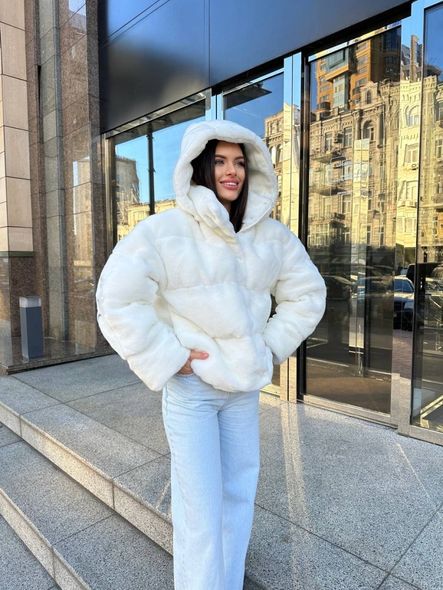 Теплая меховая куртка с наполнителем экопух женская молочного цвета фото — Beauty&Fashion