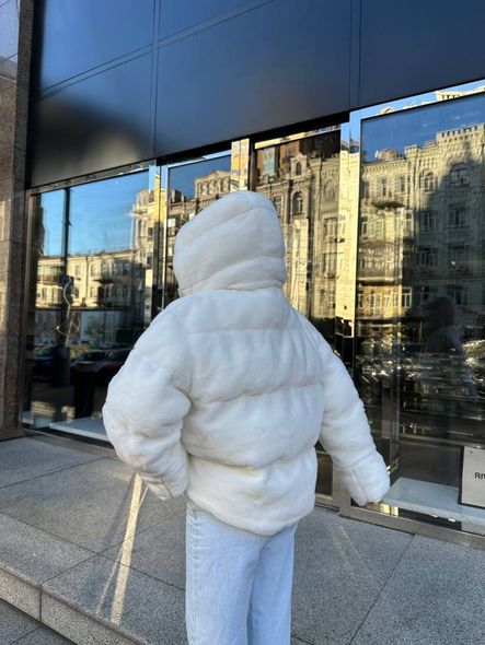 Тепла хутряна куртка з наповнювачем екопух жіноча молочного кольору фото — Beauty&Fashion