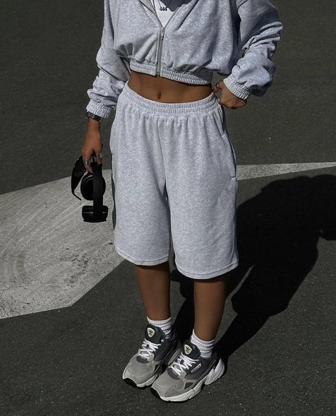 Велюровий літній спортивний костюм двійка (кофта+шорти) жіночий бежевого кольору фото — Beauty&Fashion