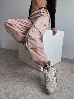 Однотонні вільного крою штани карго жіночі нюд кольору фото — Beauty&Fashion