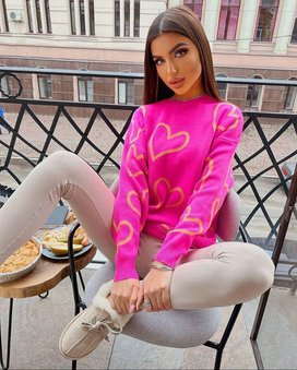 Стильний та теплий жіночий светр із серцем жіночий рожевого кольору фото — Beauty&Fashion
