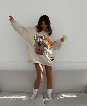 Стильный свободный крой свитер с принтом женский белого цвета фото — Beauty&Fashion