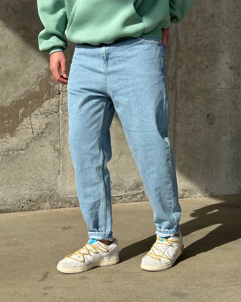 Стильные однотонные джинсы МОМ мужские голубого цвета фото — Beauty&Fashion