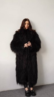 Невероятная шубка из плотного эко меха лама женская черного цвета фото — Beauty&Fashion