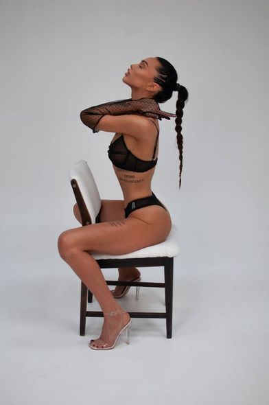 Стильный однотонный комплект нижнего белья (бюстгальтер, трусики) женского черного цвета фото — Beauty&Fashion