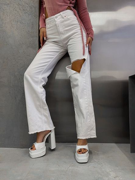 Однотонные джинсы свободного кроя с дыркой женские белого цвета фото — Beauty&Fashion