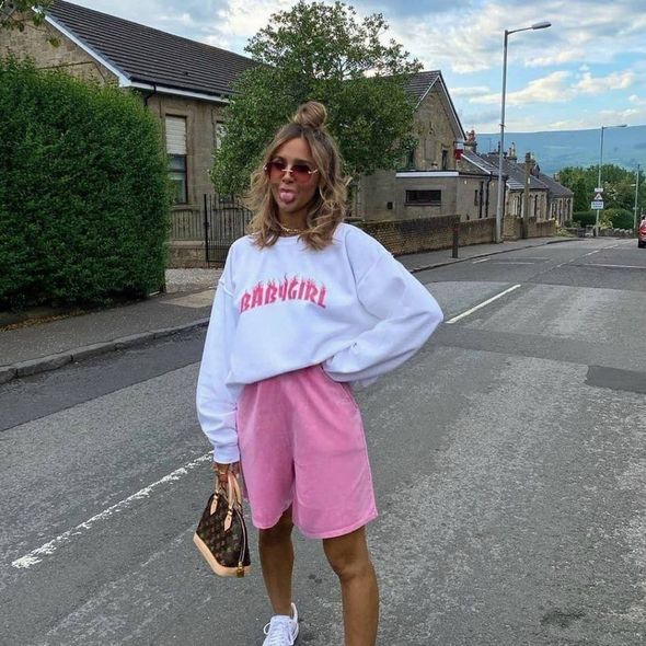 Летние велюровые однотонные шорты свободного кроя женские розового цвета фото — Beauty&Fashion