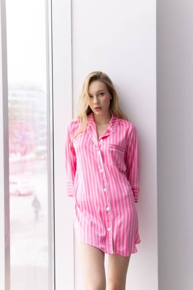 Жіноча ніжні та легка смугаста сатинова нічна сорочка рожева фото — Beauty&Fashion