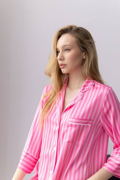 Жіноча ніжні та легка смугаста сатинова нічна сорочка рожева фото — Beauty&Fashion