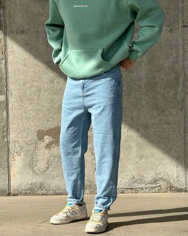 Стильные однотонные джинсы МОМ мужские голубого цвета фото — Beauty&Fashion