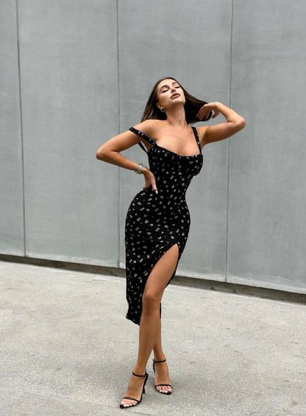 Легка вільна літня сукня в квітковий принт жіноча чорного кольору фото — Beauty&Fashion