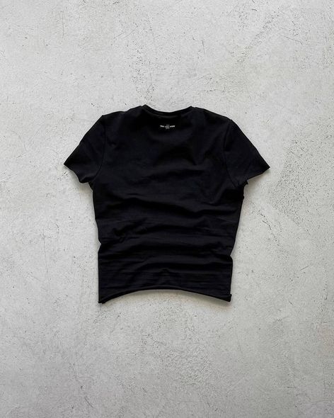 Укороченная однотонная футболка приталенного кроя женская черного цвета фото — Beauty&Fashion