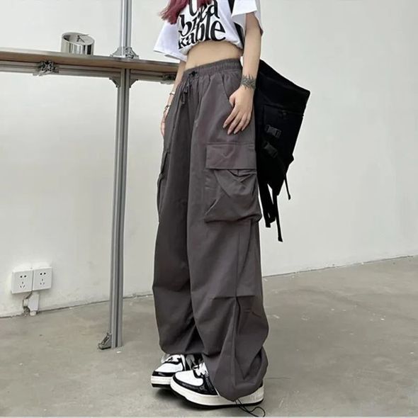 Однотонные стильные брюки карго свободного кроя женские черного цвета фото — Beauty&Fashion