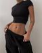 Укороченная однотонная футболка приталенного кроя женская черного цвета R4934/080 фото 2 — Beauty&Fashion