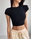 Укороченная однотонная футболка приталенного кроя женская черного цвета R4934/080 фото 1 — Beauty&Fashion