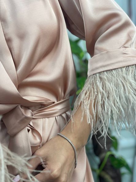Стильный женский шелковый халат с перьями (Бежевый) фото — Beauty&Fashion