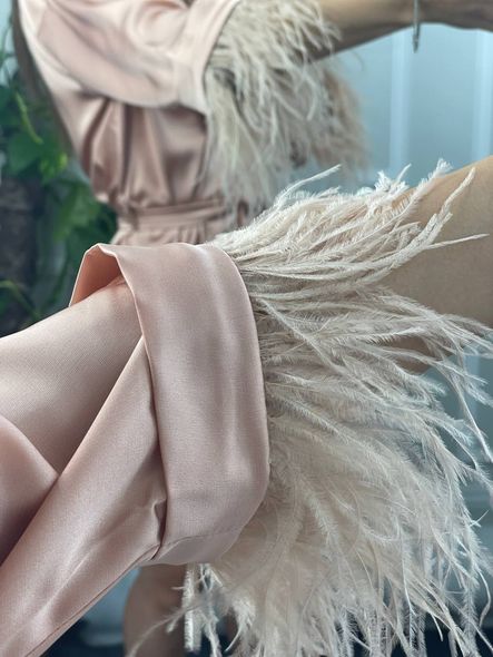 Стильный женский шелковый халат с перьями (Бежевый) фото — Beauty&Fashion
