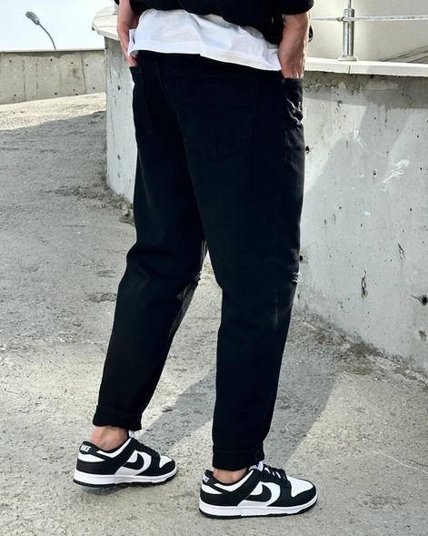 Однотонные стильные джинсы мом с потертостями мужские черного цвета фото — Beauty&Fashion