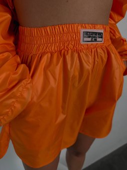 Стильні однотонні шорти з плащівки жіночі помаранчевого кольору фото — Beauty&Fashion