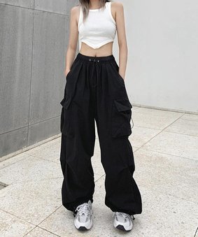 Однотонные стильные брюки карго свободного кроя женские черного цвета фото — Beauty&Fashion