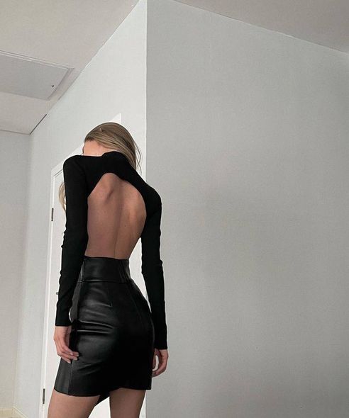 Однотонный стильный боди с рукавами и женской открытой спинкой черного цвета фото — Beauty&Fashion