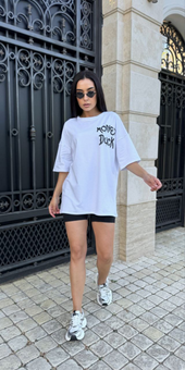 Літня вільного крою футболка з принтом жіноча білого кольору фото — Beauty&Fashion