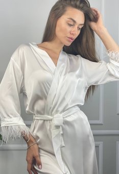 Стильный женский шелковый халат с перьями (Молочный) фото — Beauty&Fashion