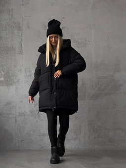 Зимова однотонна тепла куртка утеплювачем синтепон 200 жіноча чорного кольору фото — Beauty&Fashion