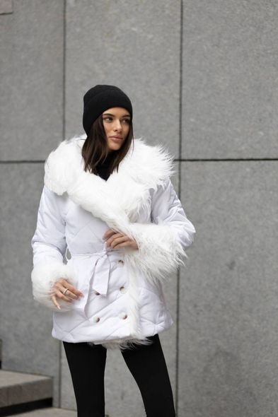 Стигана куртка из плащевки на утеплителе синтепух с отделкой 200 плотности из эко меха лама женская белого цвета фото — Beauty&Fashion