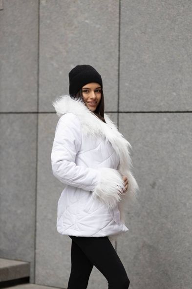 Стігана куртка з плащової тканини на утеплювачі синтепух з обробкою 200 щільності з еко хутра лама жіноча білого кольору фото — Beauty&Fashion