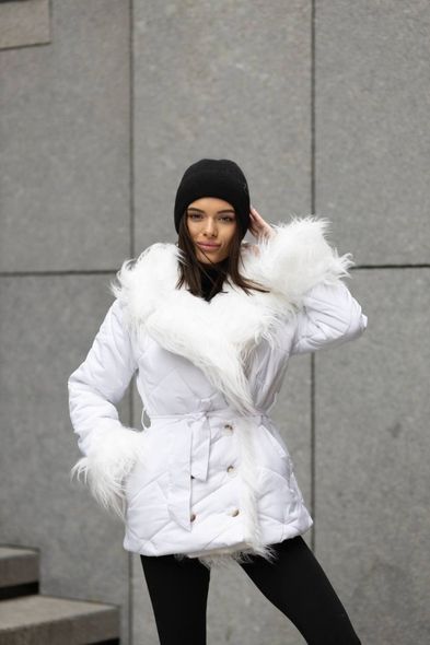 Стигана куртка из плащевки на утеплителе синтепух с отделкой 200 плотности из эко меха лама женская белого цвета фото — Beauty&Fashion