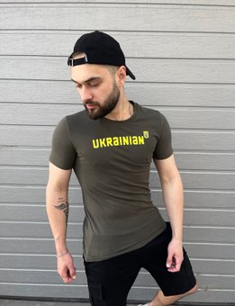 Мужская патриотическая однотонная футболка с принтом "UKRAINIAN" (Хаки) фото — Beauty&Fashion