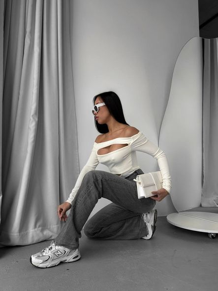 Однотонный боди в рубчике с обнаженными плечами женского молочного цвета фото — Beauty&Fashion